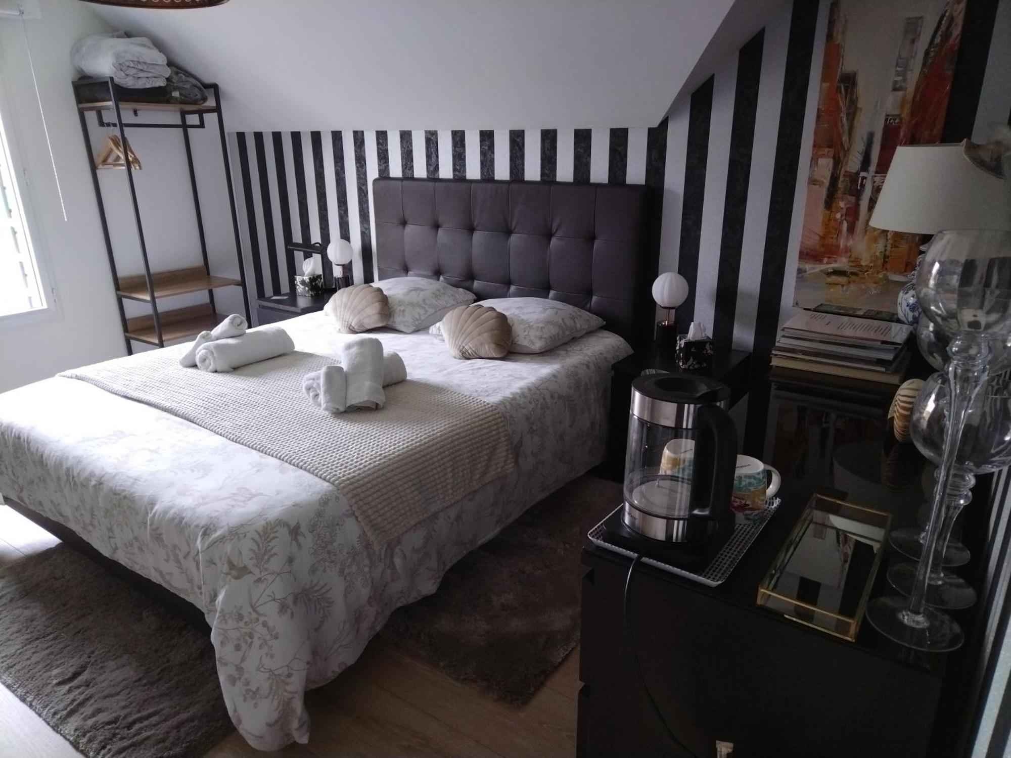 Bed and Breakfast Chez Helene Saint-Coulomb Exteriér fotografie